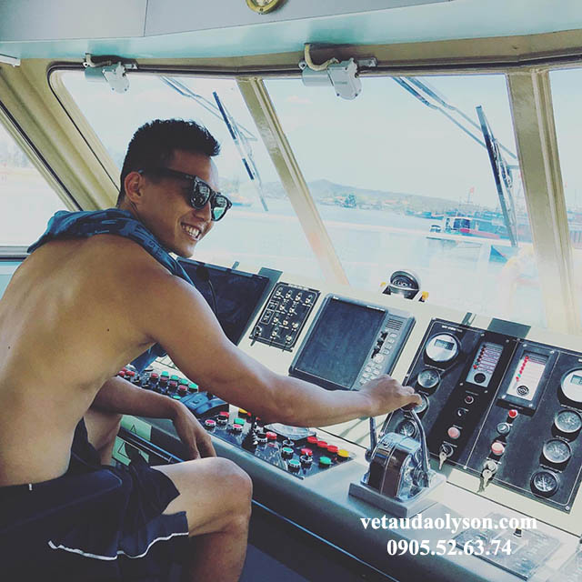 Được trải nghiệm check-in làm thuyền trưởng lái tàu ở bến tàu ra Đảo Lý Sơn
